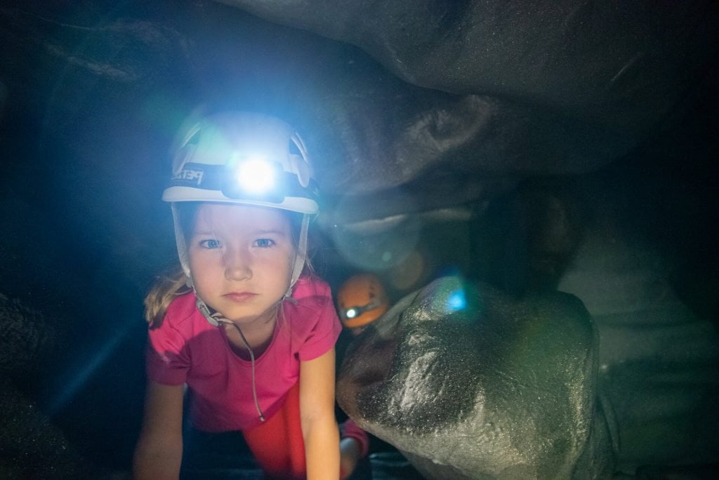 Opastus ja varusteet kuuluvat luolaseikkailulipun hintaan