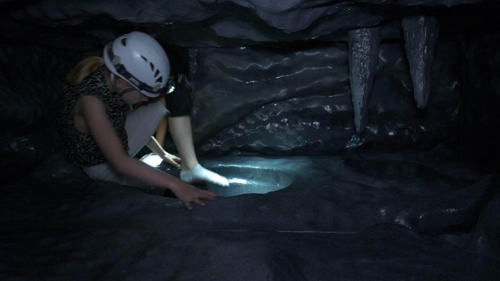 Luolaseikkailun reitit ja haasteet vaihtelevat helposta vaikeaan