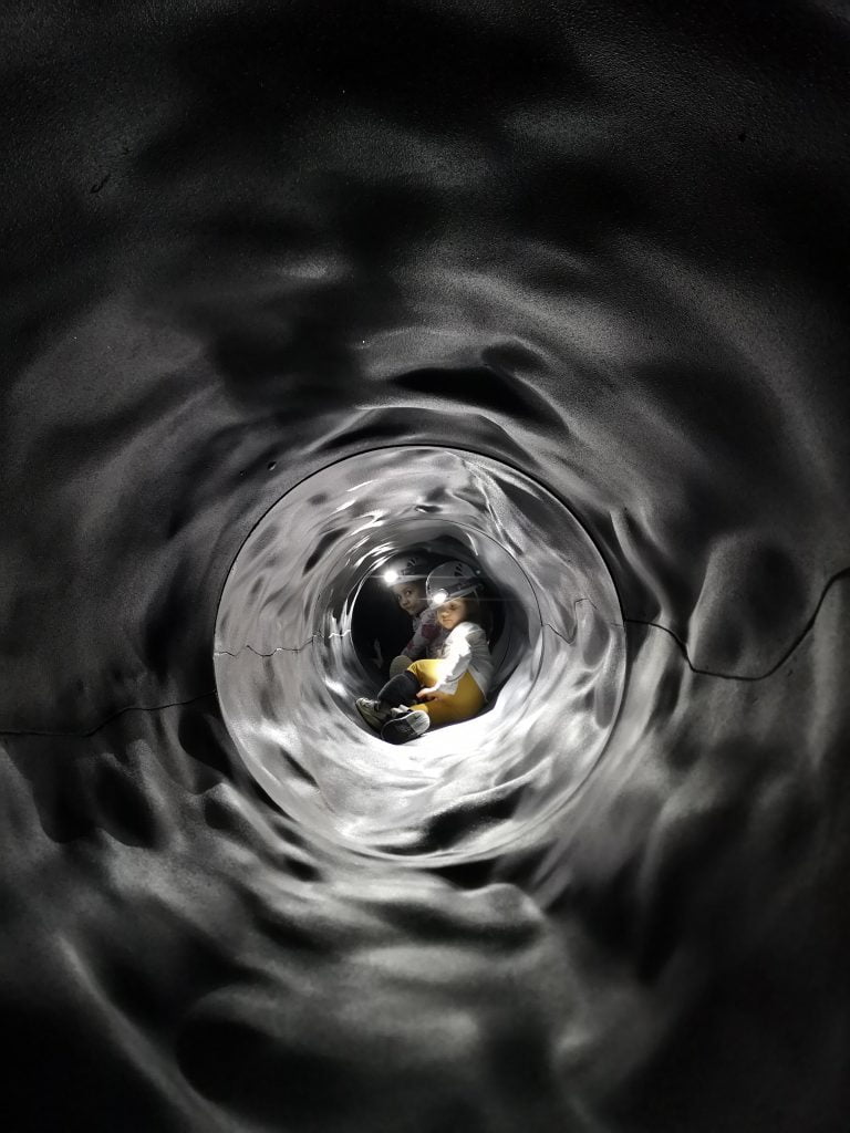Ryömi tunneleissa